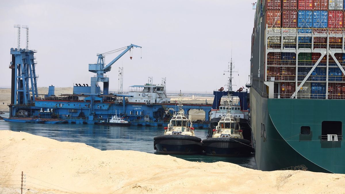 Podařilo se hnout se zádí uvízlé lodi v Suezu. Kdy odpluje ale není jasné